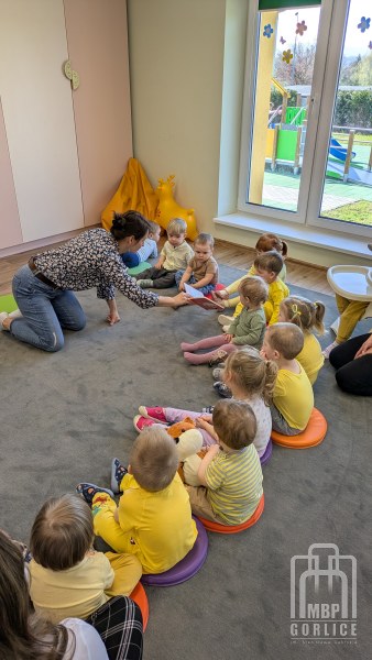Biblioteka Gorlice, Bibliotekarka pokazuje żłobkowiczom książkę